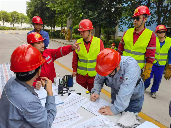 1622191810329339.jpeg 6-外協(xié)人員進(jìn)行現(xiàn)場(chǎng)安教.jpg